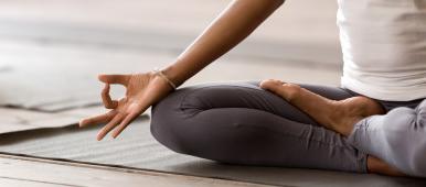 瑜伽女黑人练习瑜伽课, breathing, meditating, 做莲花坐练习, 半莲花式与手印手势, worki...