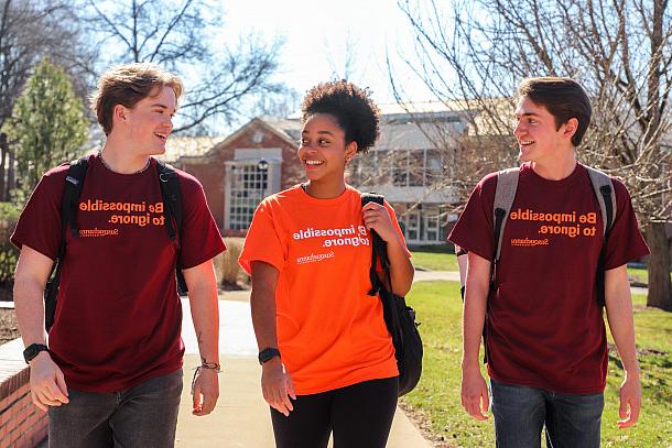 学生s walking on Susquehanna's campus