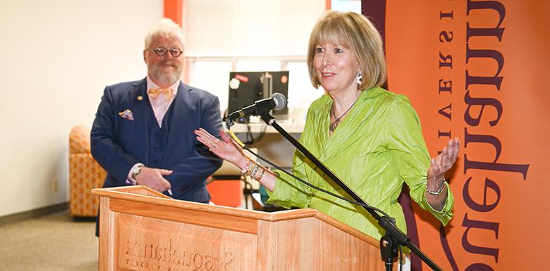 Lisa Ryan '78 Burke offers remarks at the dedication of the Clark and Lisa Ryan '78 伯克霍克枢纽.