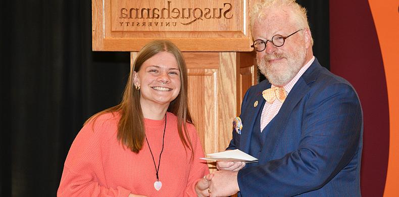 Layren McDannold '23 receives the Dag Hammarskjöld Award from 浩博体育app President Jonathan Green.